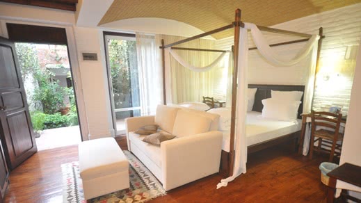 Hotel comfort room with double four poster bed